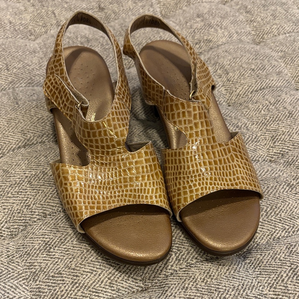 SAS suntimer sandals size 9.5 W